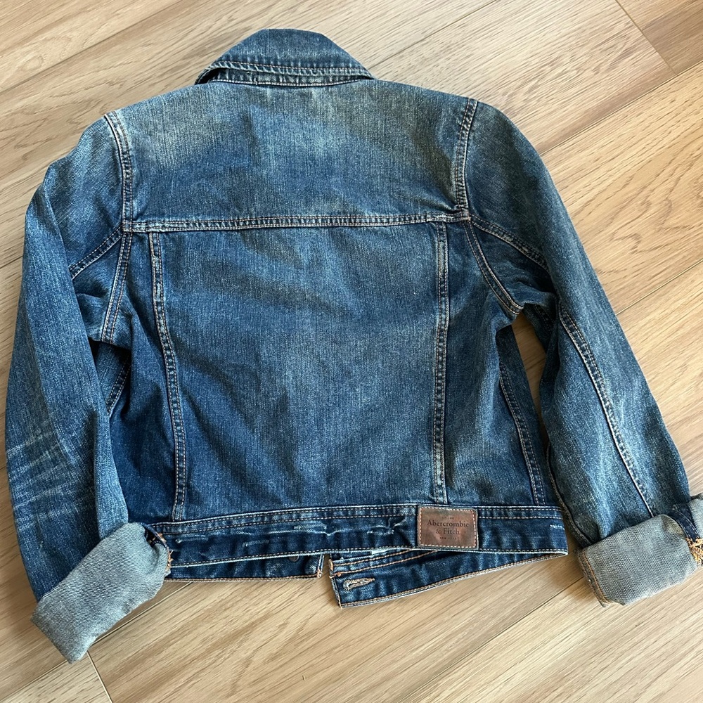 Abercrombie & Fitch Jean Jacket, Medium with Rhinestone bow pin, NWT - Picture 3 of 10